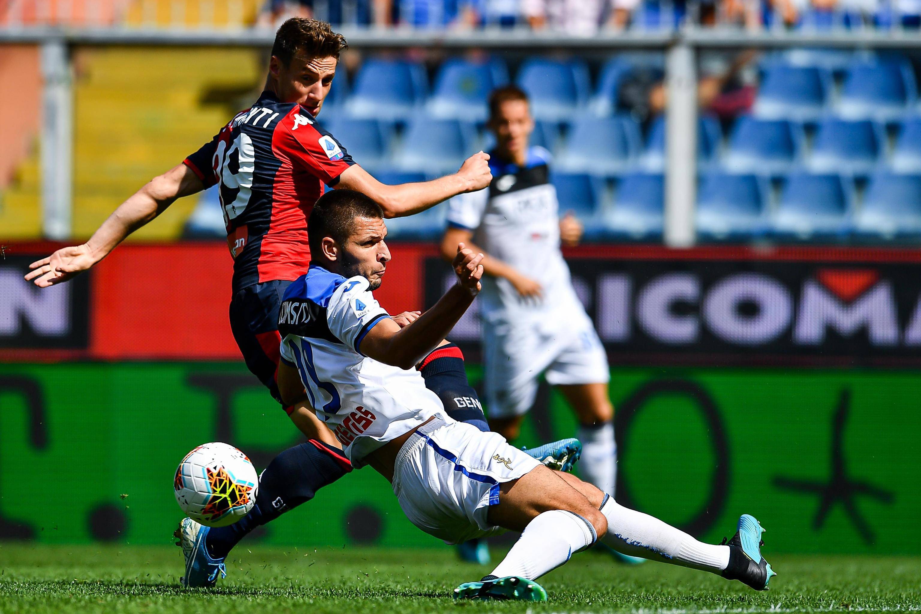 足球比赛中，球员们全力以赴