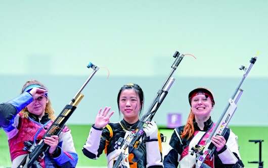 印度射击选手在紧张比赛中夺冠