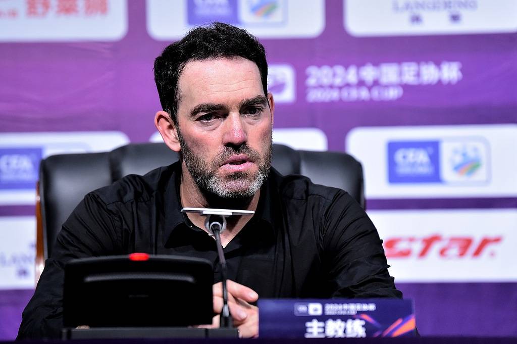 包含亚眠球员人员变动频繁，主帅苦恼解决的词条