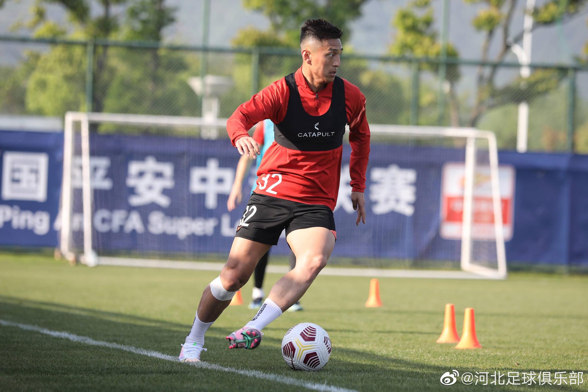 关于河北男篮球员集体训练备战，团队合作精神显著提升的信息