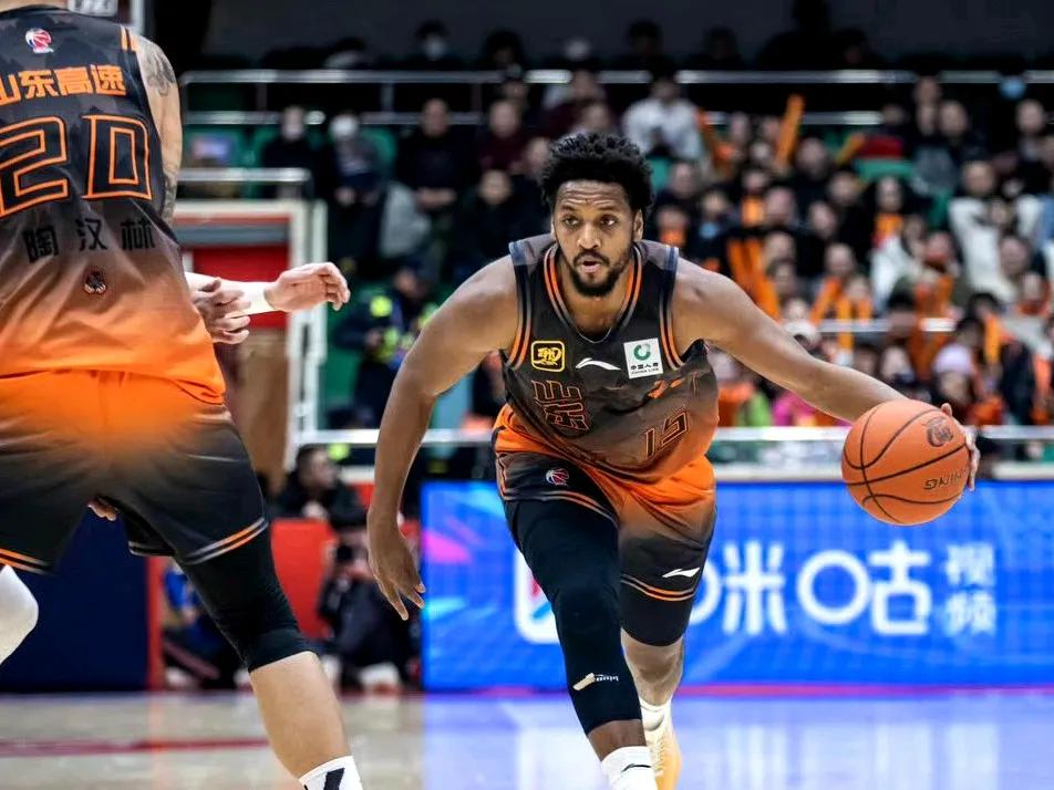 江苏队胜利在望，击败山东男篮晋级半决赛