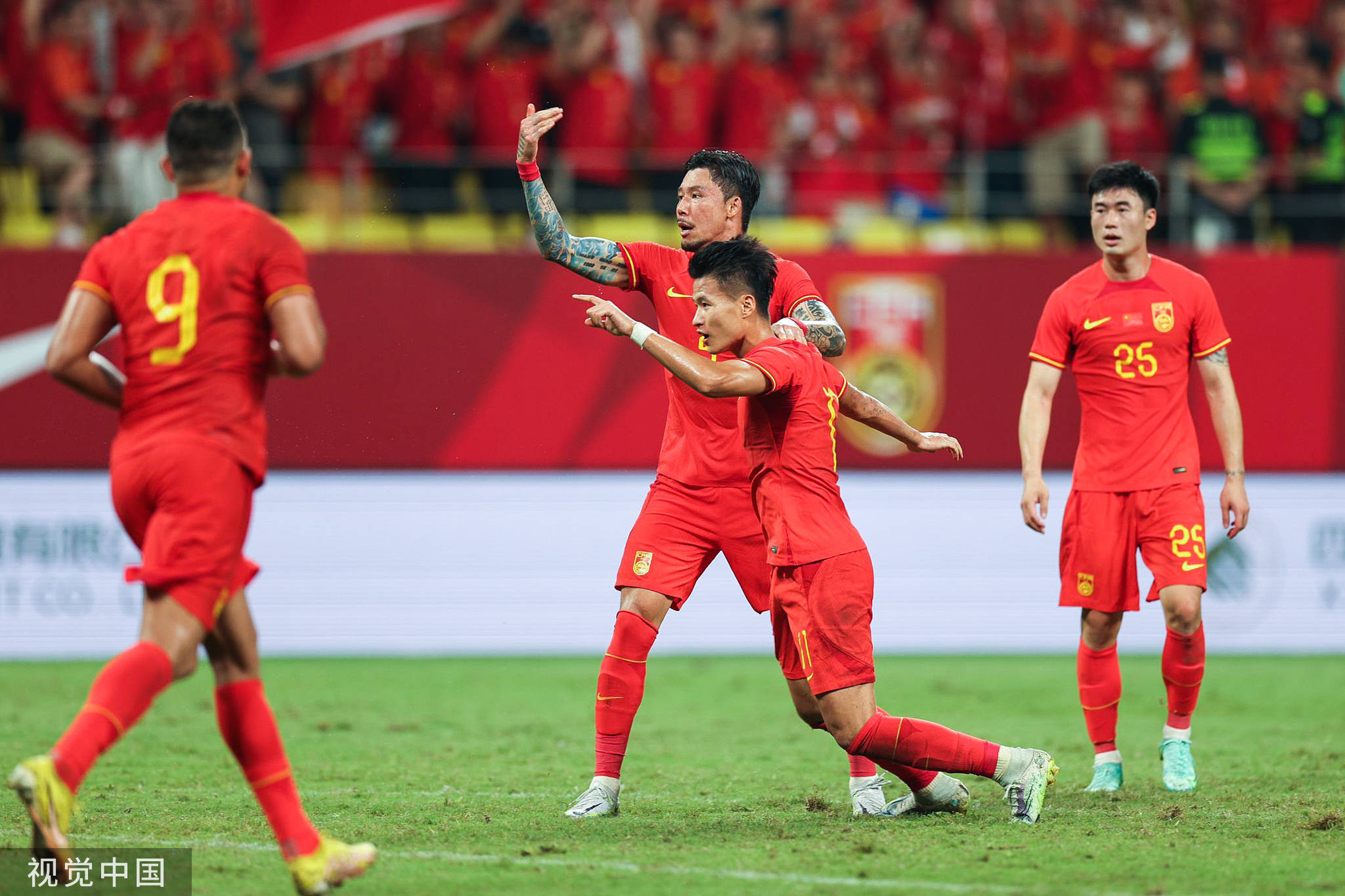 关于热血沸腾的国内足球比赛，现场观众热情高涨的信息