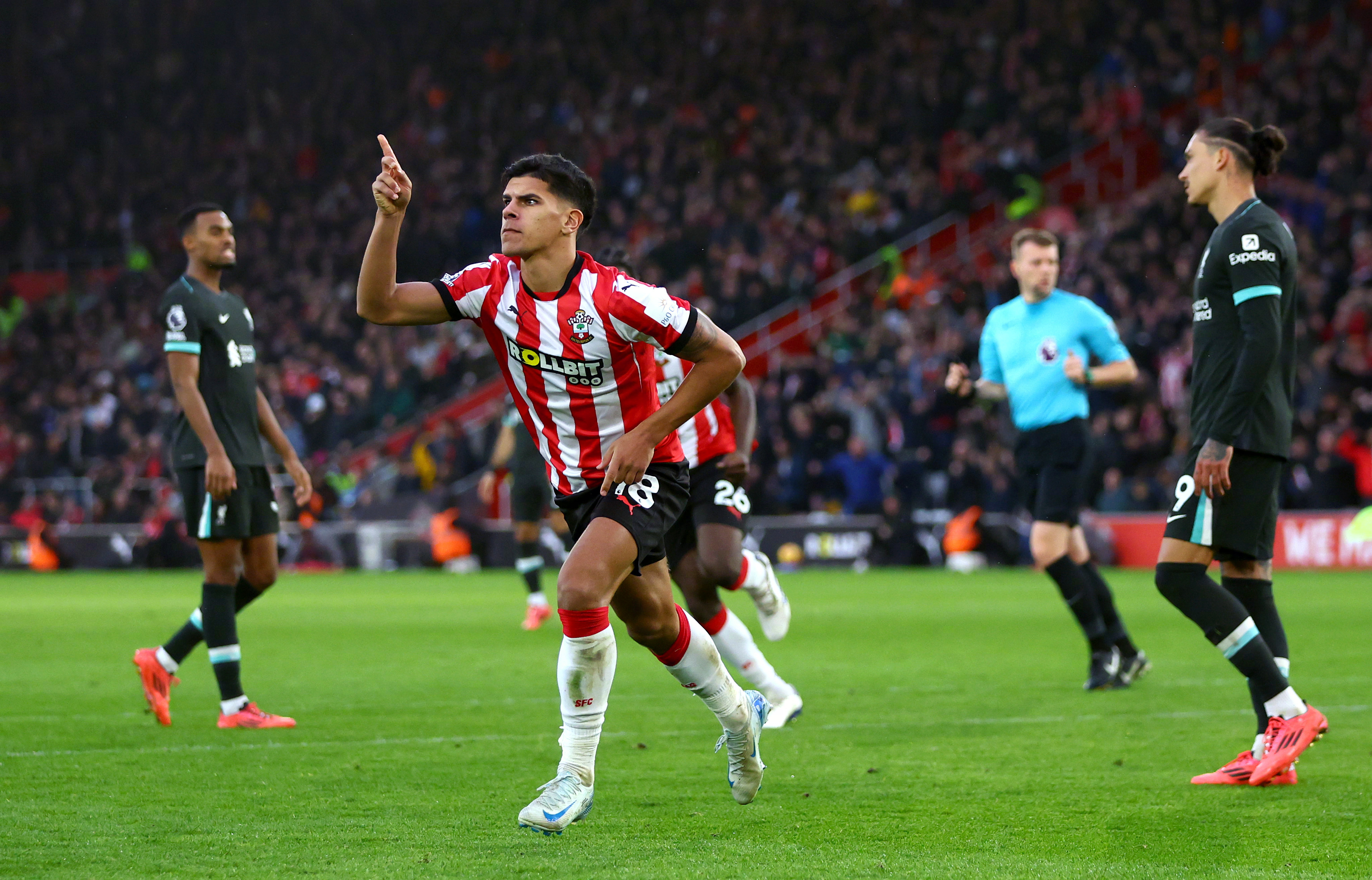 利物浦客场逆转击败南安普顿,继续领跑英超 利物浦客场逆转击败南安普顿,继续领跑英超